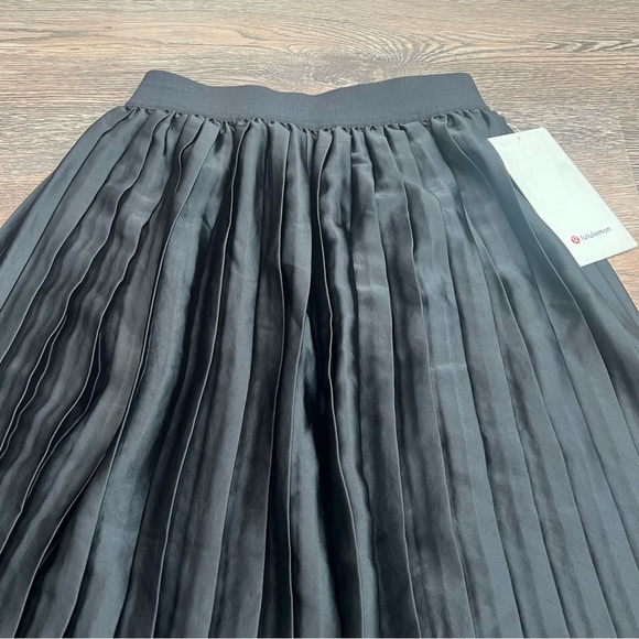 NWT Lululemon Satin Pleated Midi Skirt Black Size XS - Picture 3 of 12